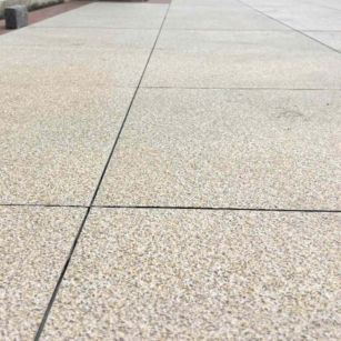 马鞍山 黄金麻花岗岩石板材荔枝面地面铺装效果