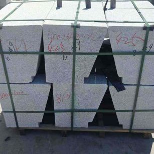 马鞍山 芝麻白异形坐凳，石凳