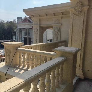 马鞍山 黄金麻别墅外墙干挂雕花配合阳台栏杆花瓶柱