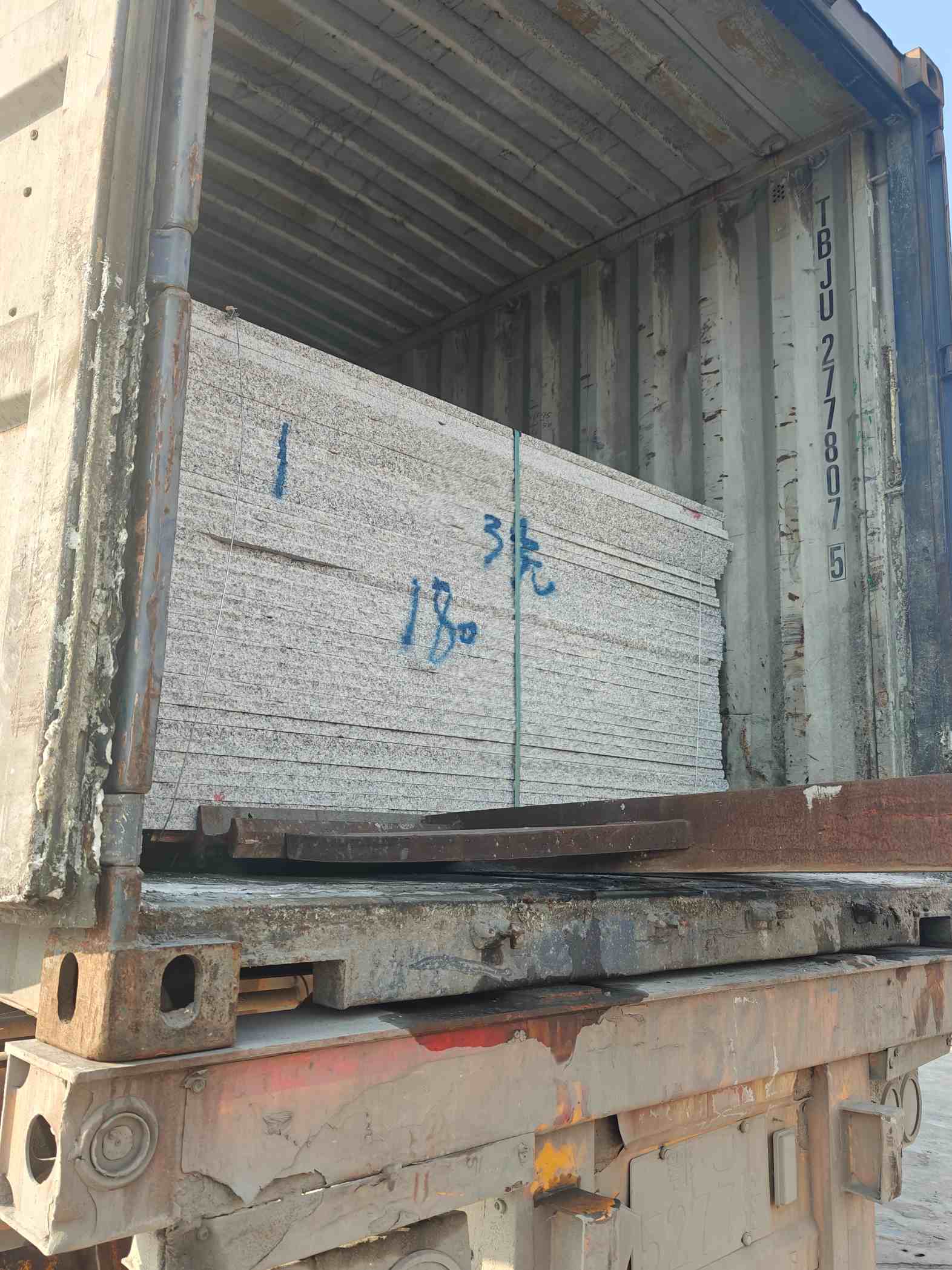 马鞍山 芝麻白花岗岩石材3.0公分光面毛板装柜出货