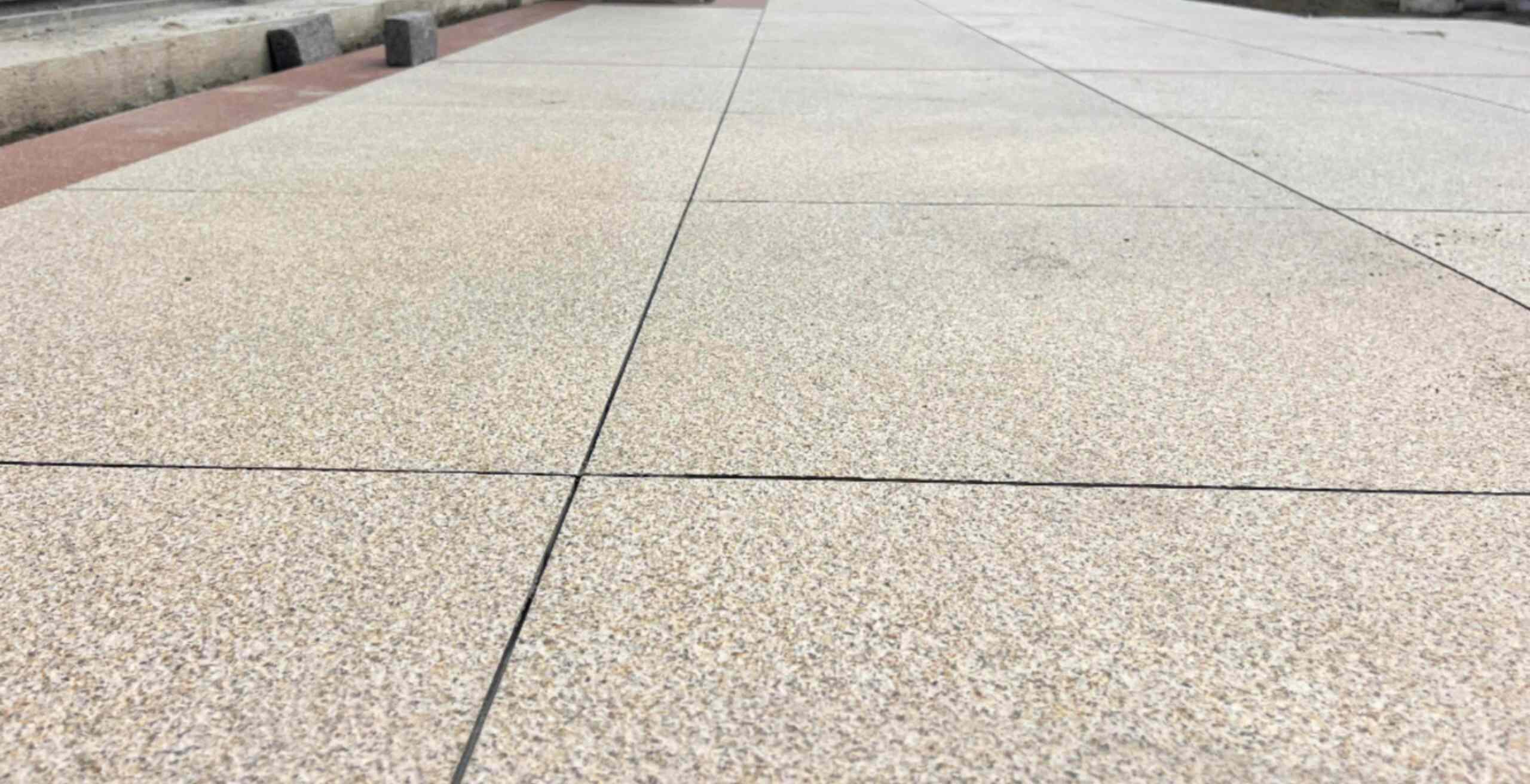 马鞍山 黄金麻花岗岩石板材荔枝面地面铺装效果