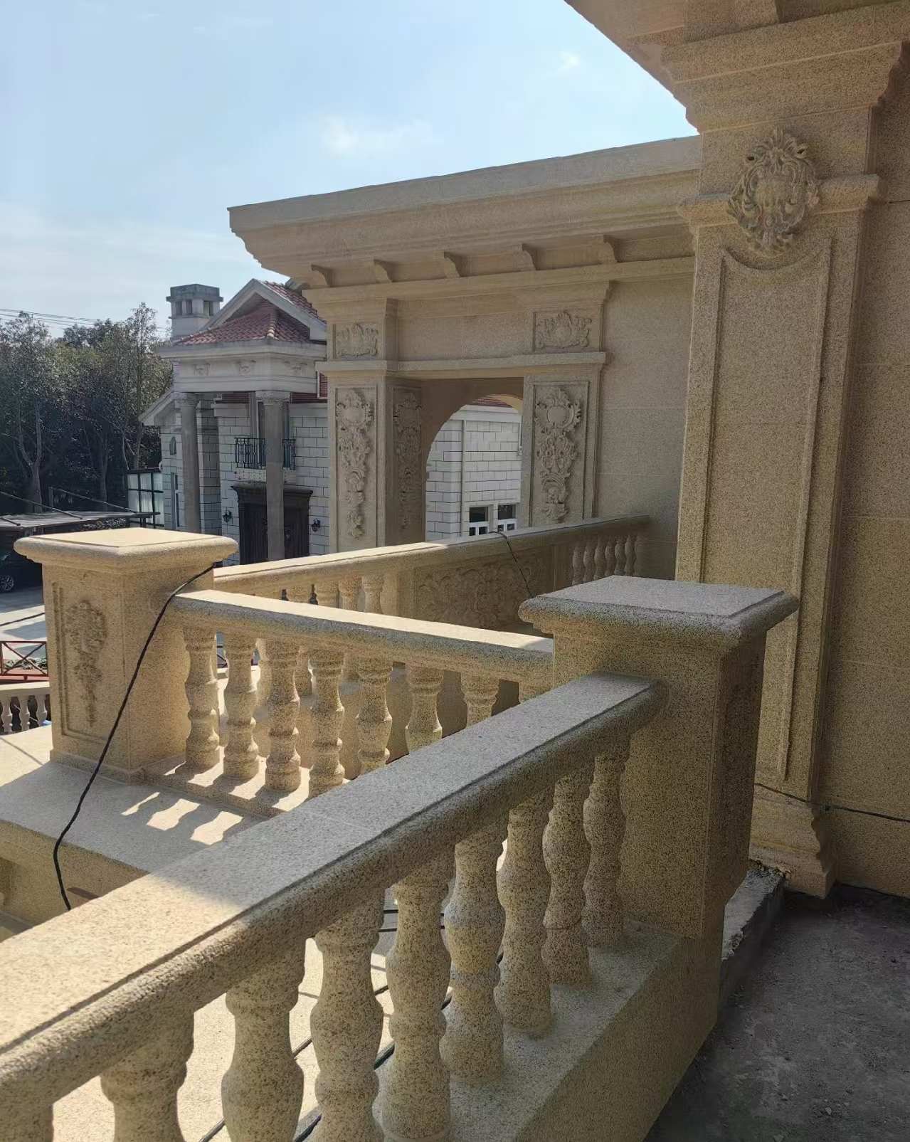 马鞍山 黄金麻别墅外墙干挂雕花配合阳台栏杆花瓶柱