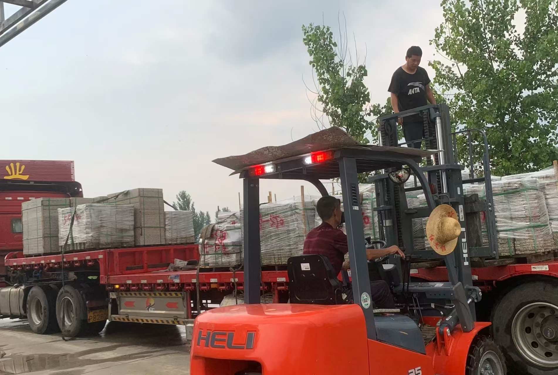 马鞍山 黄金麻冰裂纹，地铺石装车