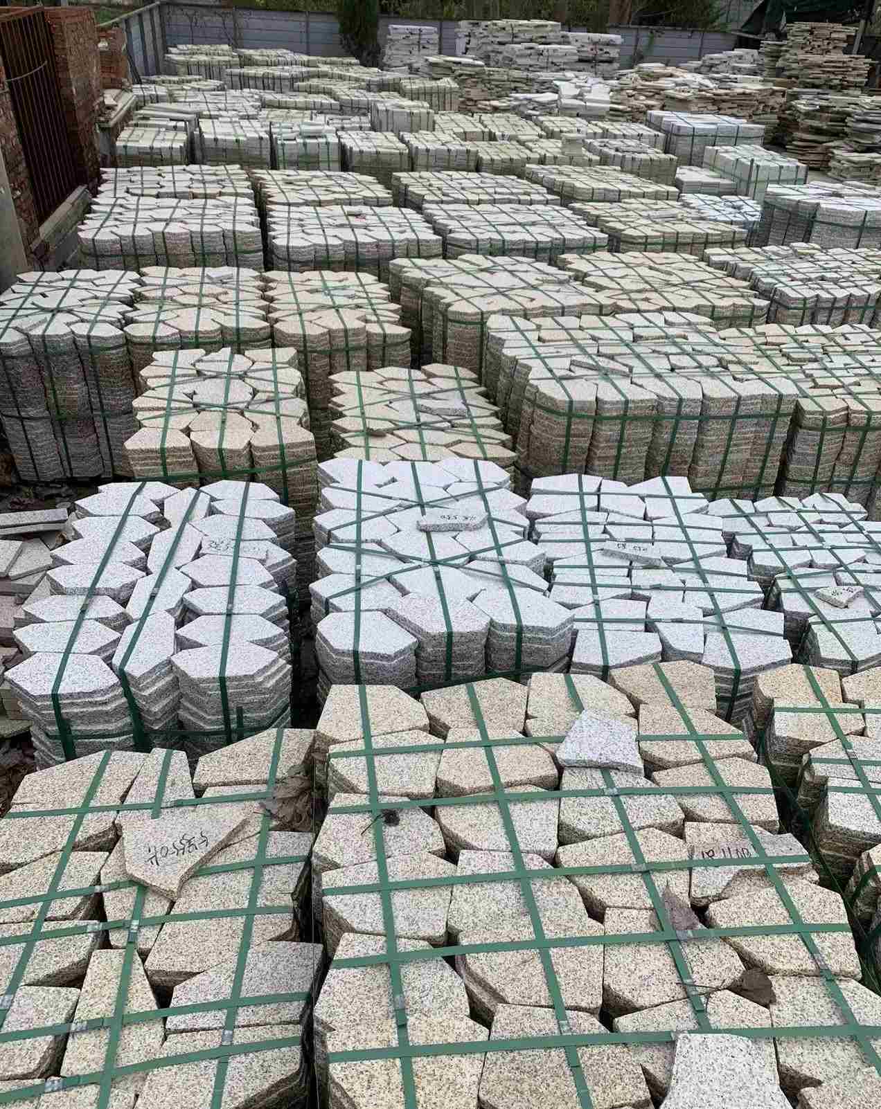 马鞍山 黄金麻白麻花岗岩荔枝面地铺石(冰裂纹)