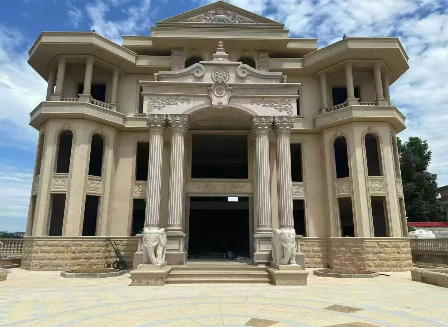 马鞍山 黄金麻别墅外墙干挂，大柱，大象，蘑菇石，雕花板