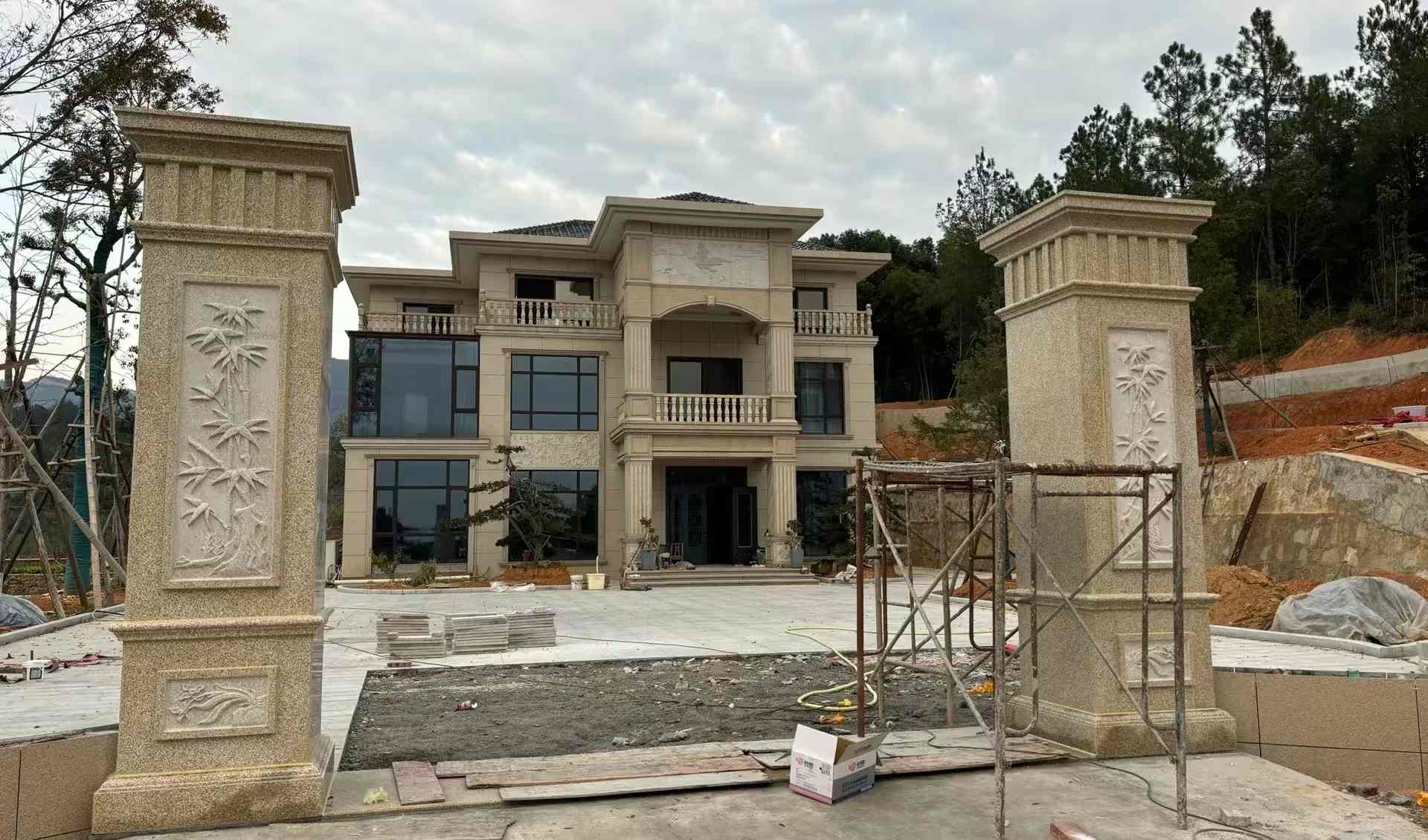 马鞍山 黄金麻花岗岩别墅雕花外墙干挂配上门口雕花罗马柱