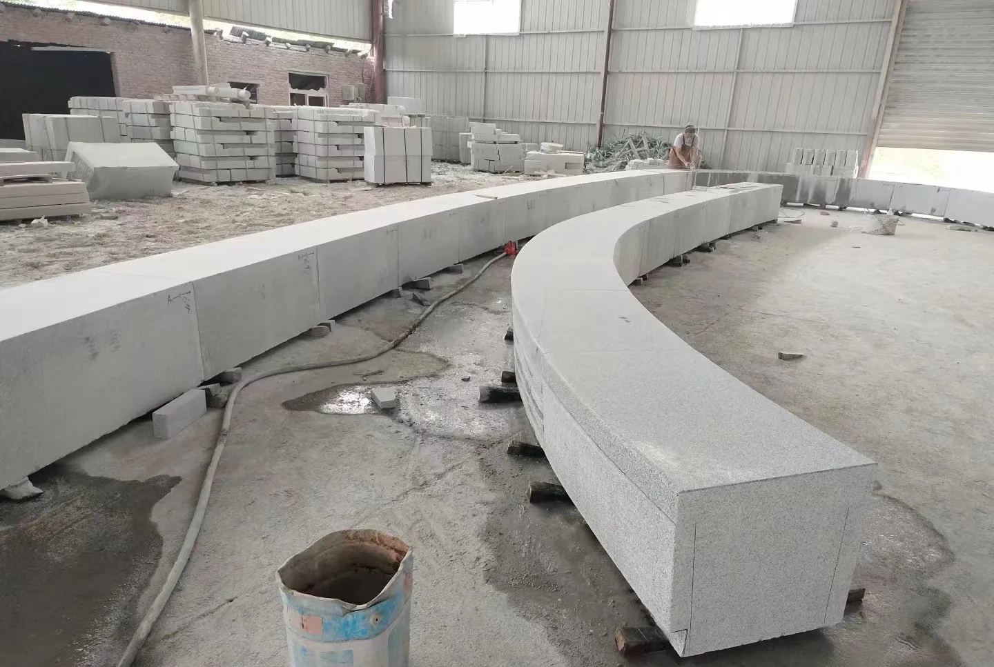 马鞍山芝麻白花岗岩石板材 园林光面弧形坐凳