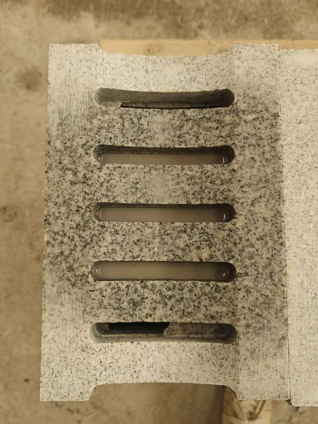 马鞍山 芝麻白拉丝面花岗岩U型开槽排水槽