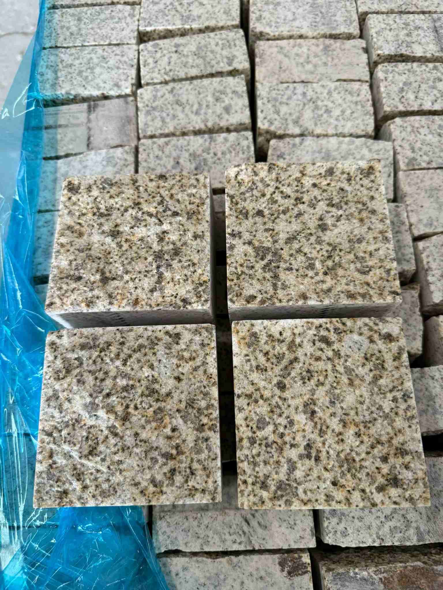 马鞍山 黄金麻花岗岩自然面小方块，弹石，马蹄石等