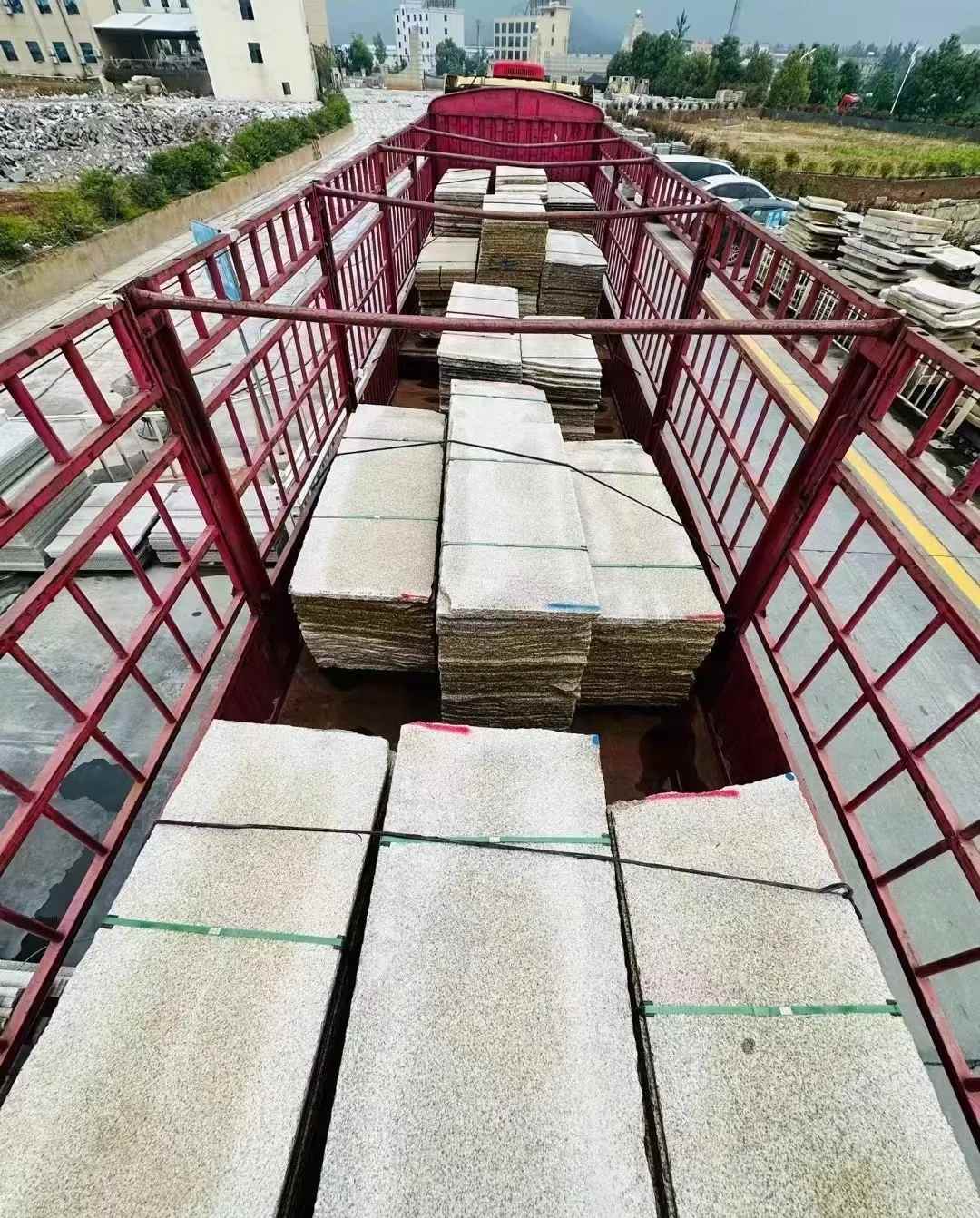 马鞍山 黄金麻花岗岩荔枝面，光面毛板装车完成