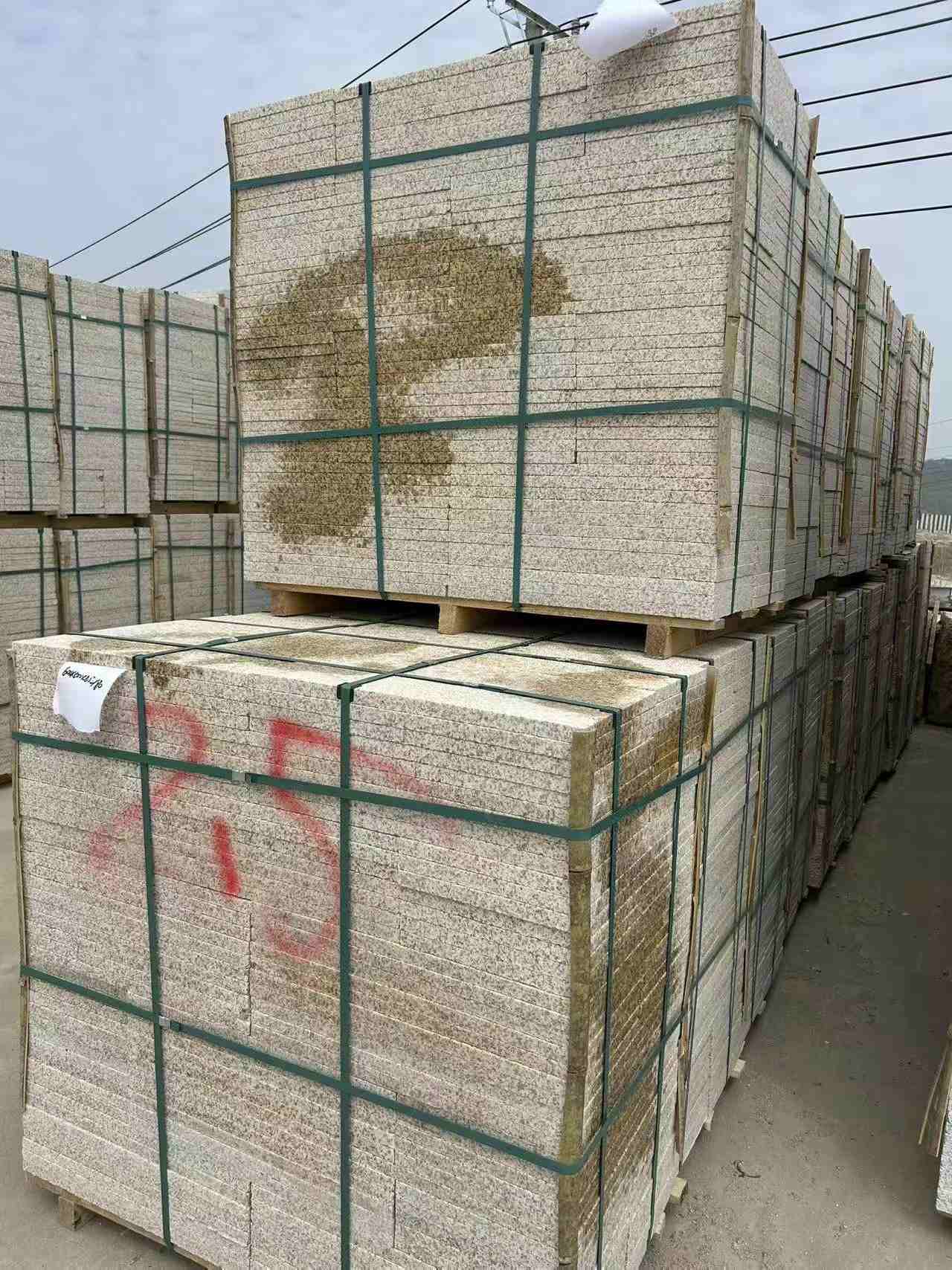 马鞍山 黄金麻花岗岩石材荔枝面地铺石2.5*300*600