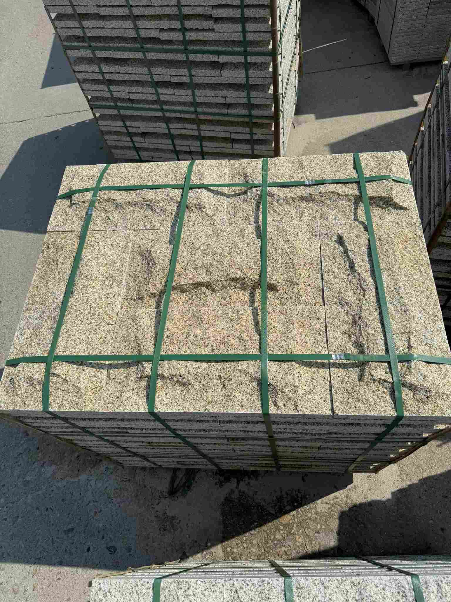 马鞍山 黄金麻花岗岩石材自然面蘑菇石成品