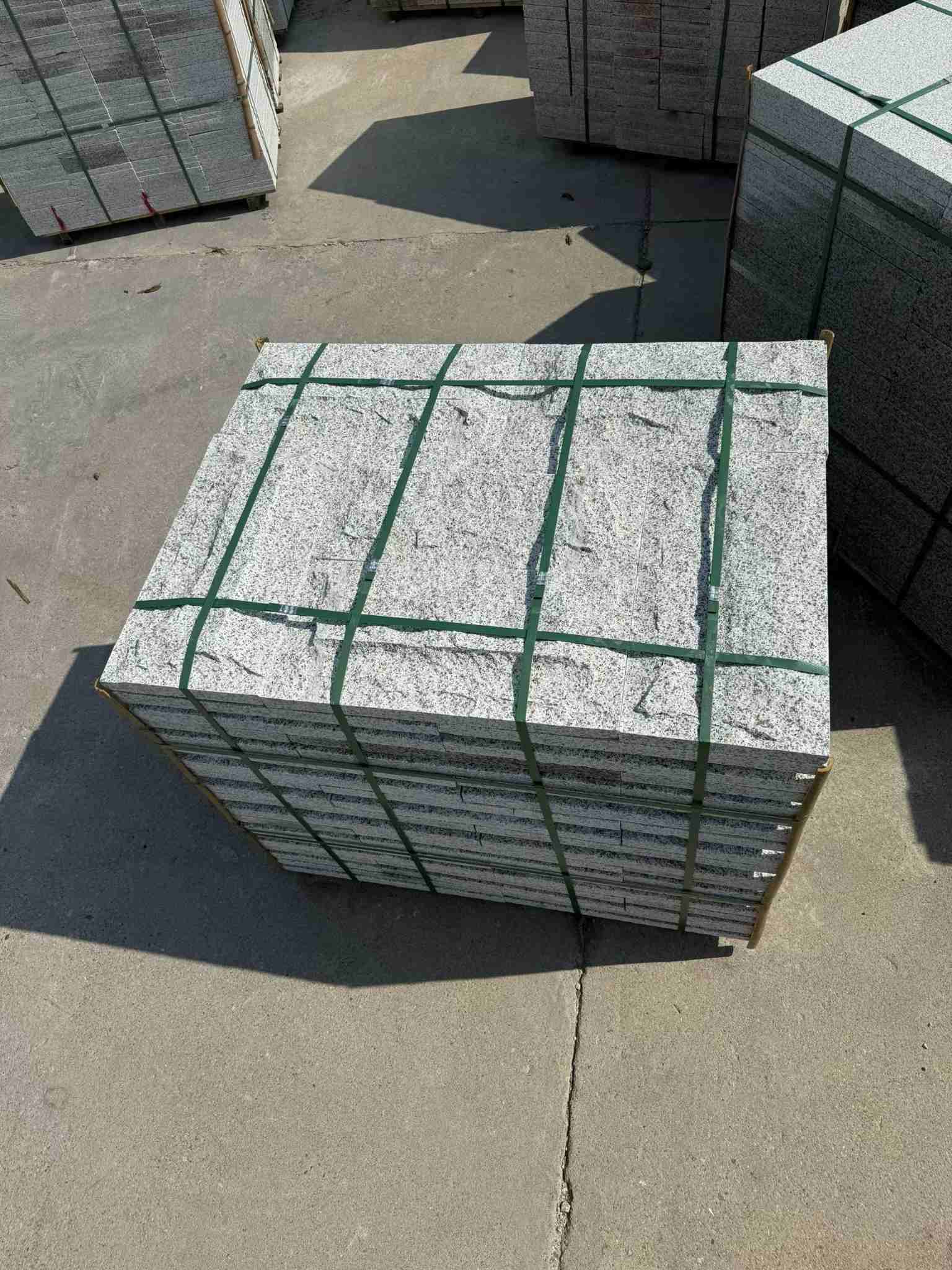 马鞍山 白麻花岗岩石材自然面蘑菇石成品