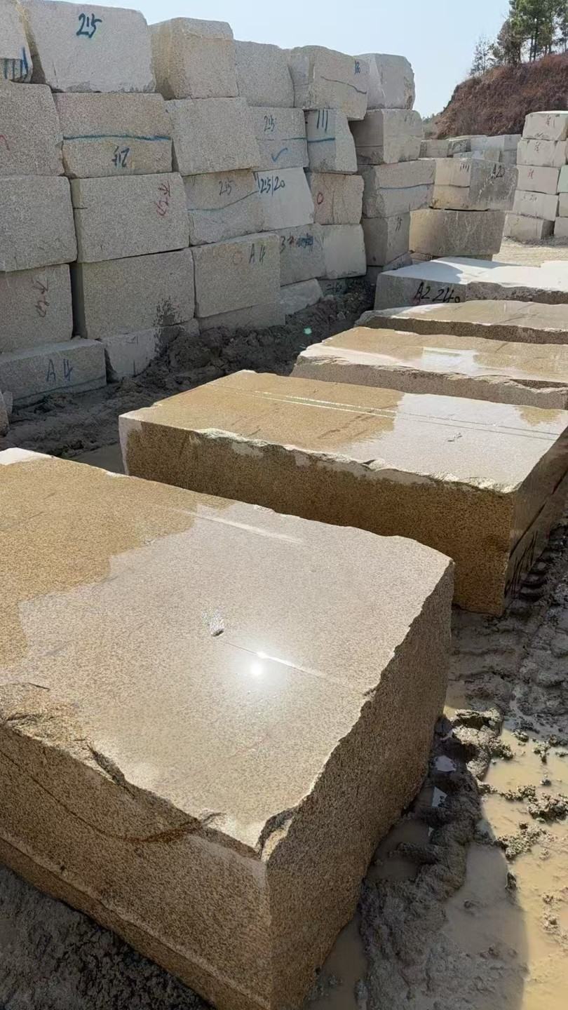 马鞍山 黄金麻方料堆场洗料分选中，原材料充足