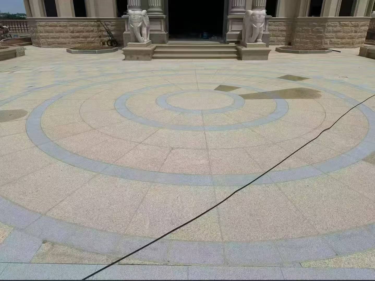 马鞍山 黄金麻芝麻灰花岗岩石材地铺拼接效果